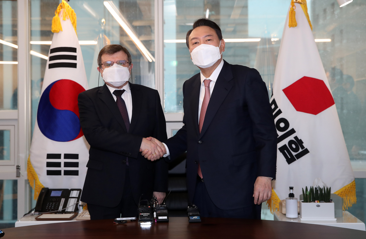 Yoon Suk-yeol (R), the presidential candidate of the main opposition People Power Party, poses for a photo with Russian Ambassador to South Korea Andrey Kulik during their meeting at the party's headquarters in Seoul on Wednesday. (Yonhap)