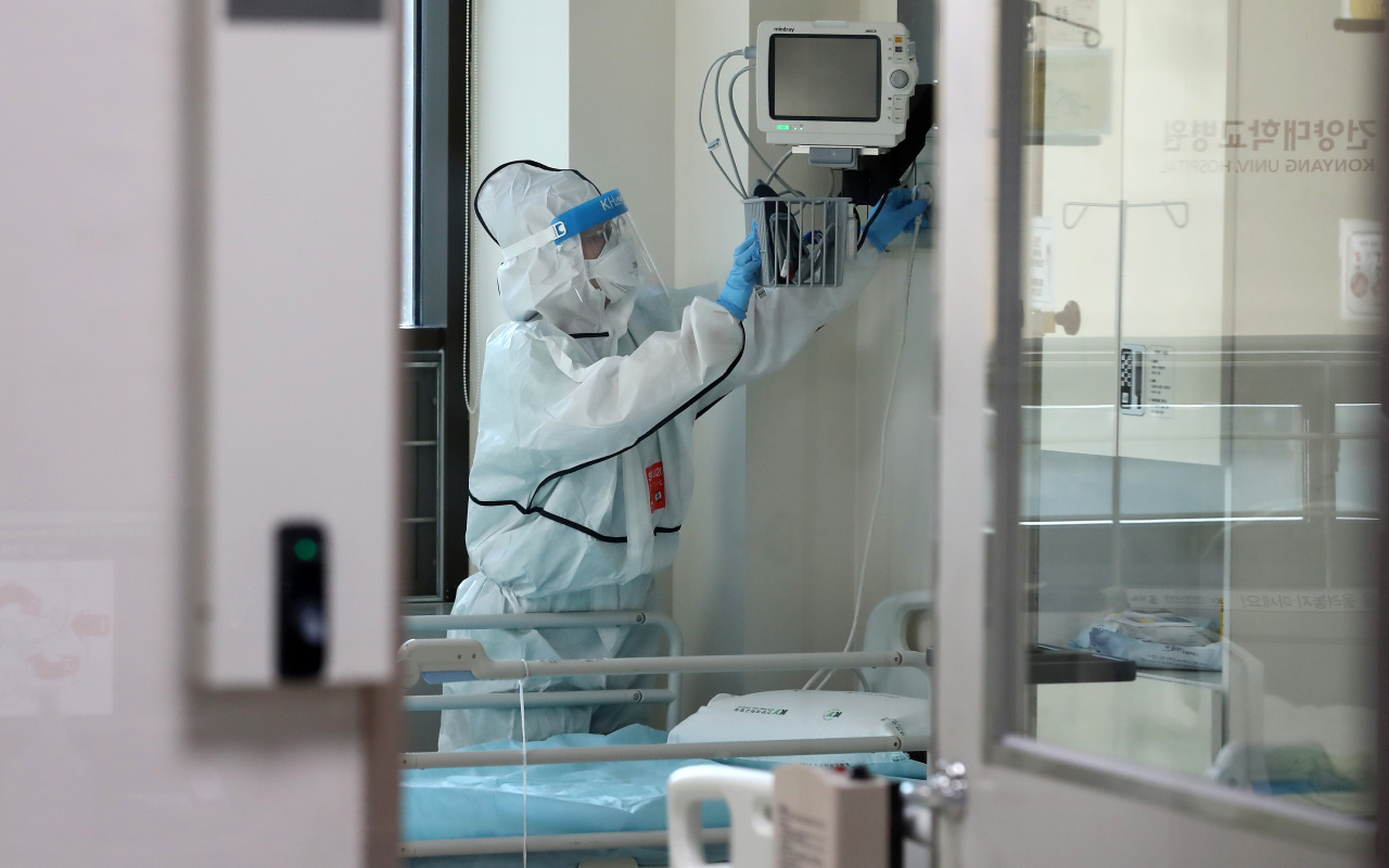 A health worker checks medical bed equipment at a hospital in Daejeon on Jan. 12. (Yonhap)