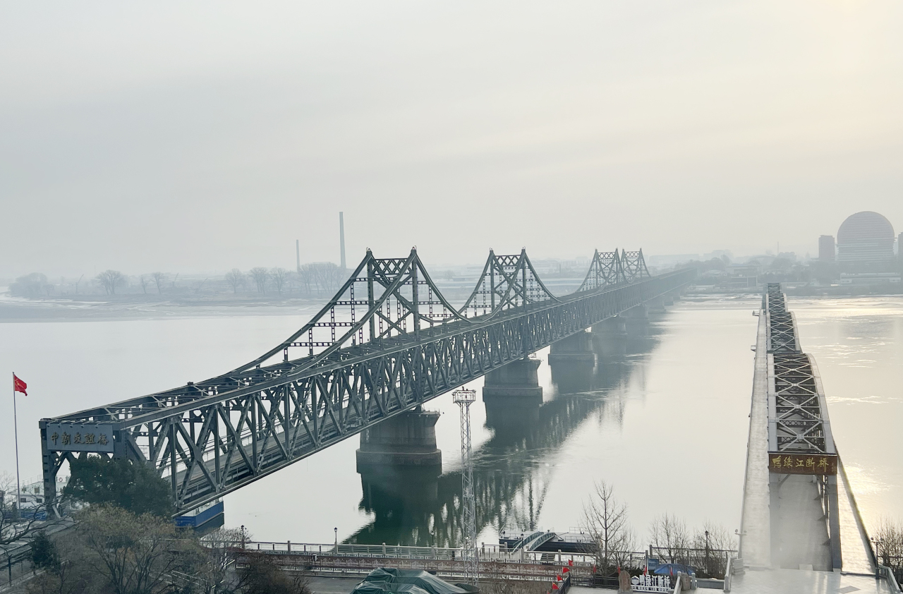 The photo, taken last Monday, shows a bridge over the Amnok River connecting Sinuiju in North Korea to the Chinese port city of Dandong. (Yonhap)