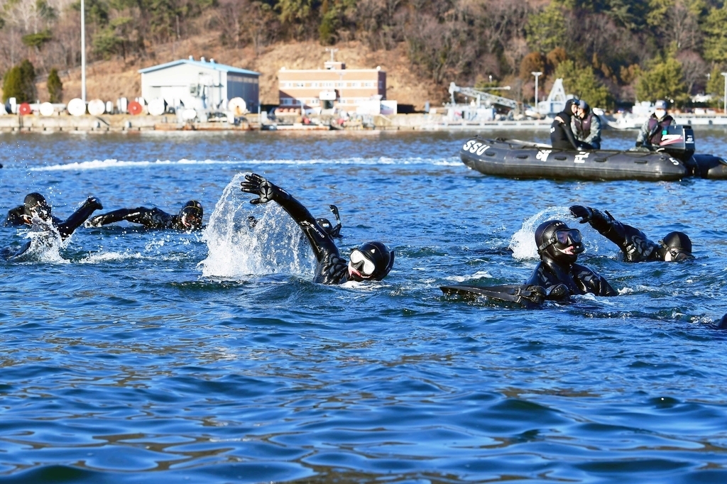 In this photo, provided by the Navy on Jan. 22, 2021, members of the Sea Salvage and Rescue Unit conduct annual wintertime training at the southern port of Jinhae. The three-day exercise kicked off on Wednesday. (Republic of Korea Navy)