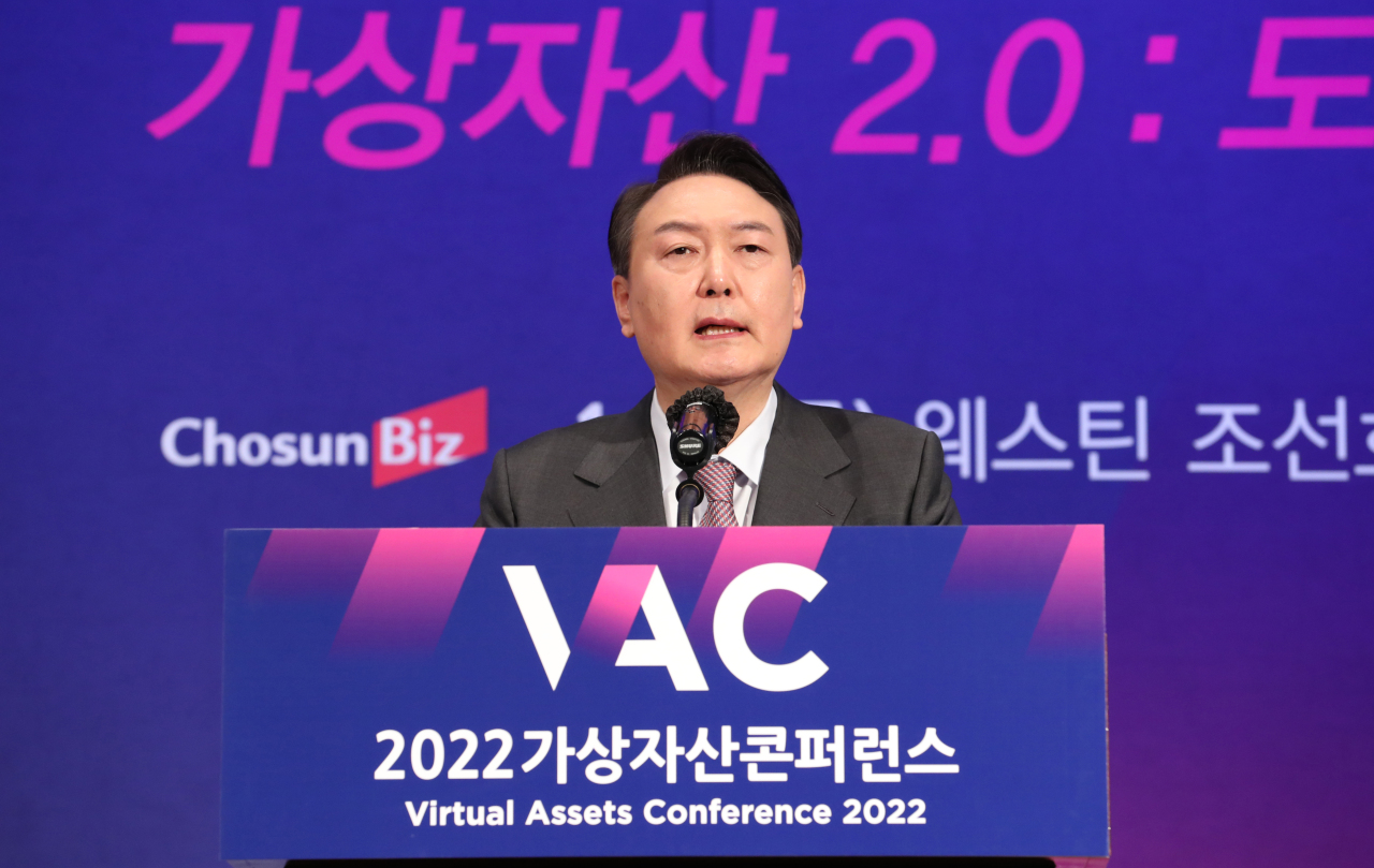 Yoon Suk-yeol, the presidential candidate of the main opposition People Power Party, delivers remarks at the Virtual Assets Conference 2022 at a Seoul hotel on Thursday. (Yonhap)