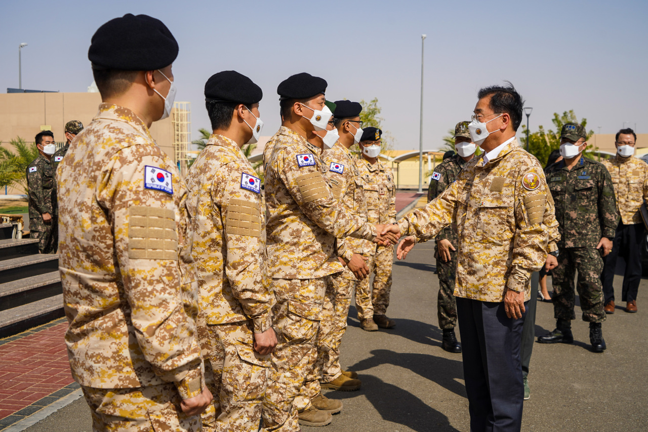 Foreign Minister Chung Eui-yong (R) shakes hands with a member of South Korea's Akh unit in the United Arab Emirates (UAE) on Monday, in this photo provided by the unit. (South Korea's Akh unit)