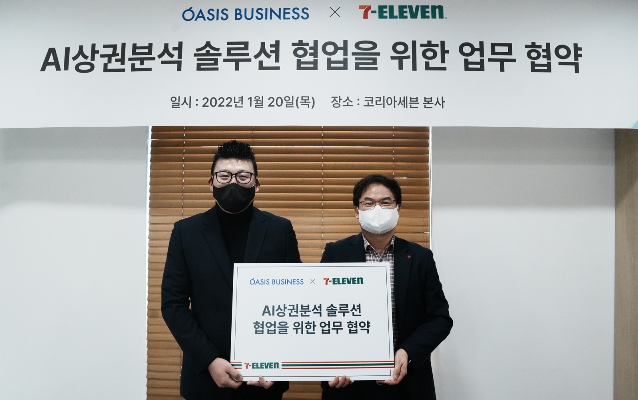 (from left) Oasis Business CEO Moon Wook and Koo In-hoe, head of the Digital Innovation department (7-Eleven)