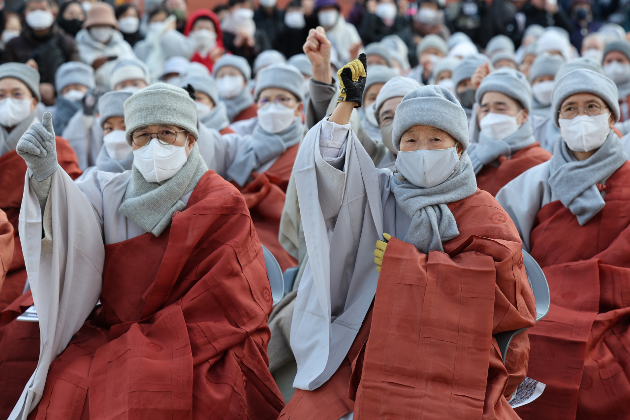 Buddhist monks gather at Jogyesa, the chief temple of South Korea‘s largest Buddhist sect Jogye Order, to participate in a protest against religious discrimination on Friday. (Yonhap)