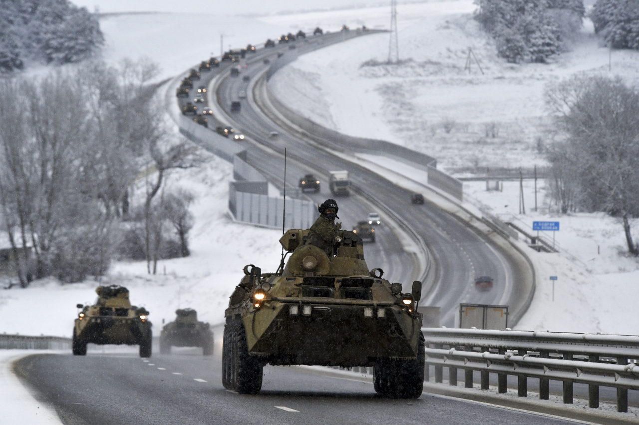 A convoy of Russian armored vehicles moves along a highway in Crimea, Tuesday. (AP-Yonhap)