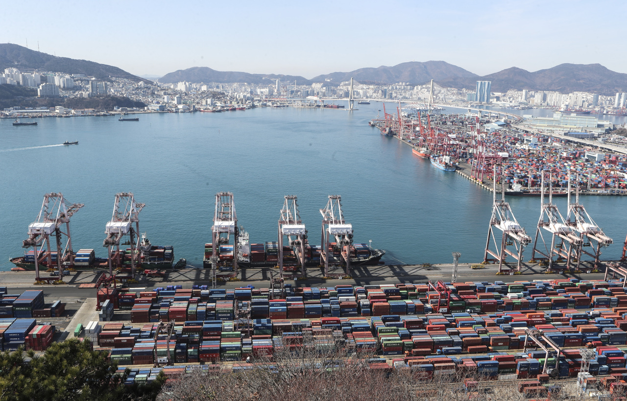 Containers are stacked up for outbound shipments at Gamman Pier in Busan on Friday. According to provisional tallies by customs authorities, the country's exports came in at $34.4 billion during the first 20 days of the year, up 22 percent from a year before. (Yonhap)