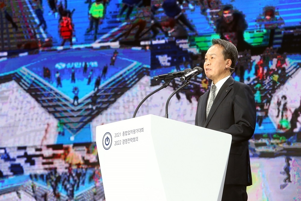 Shinhan Bank CEO Jin Ok-dong speaks at the firm’s 2022 business strategy meeting held at SK Olympic Handball Gymnasium in Seoul and streamed via YouTube on Friday. (Shinhan Bank)