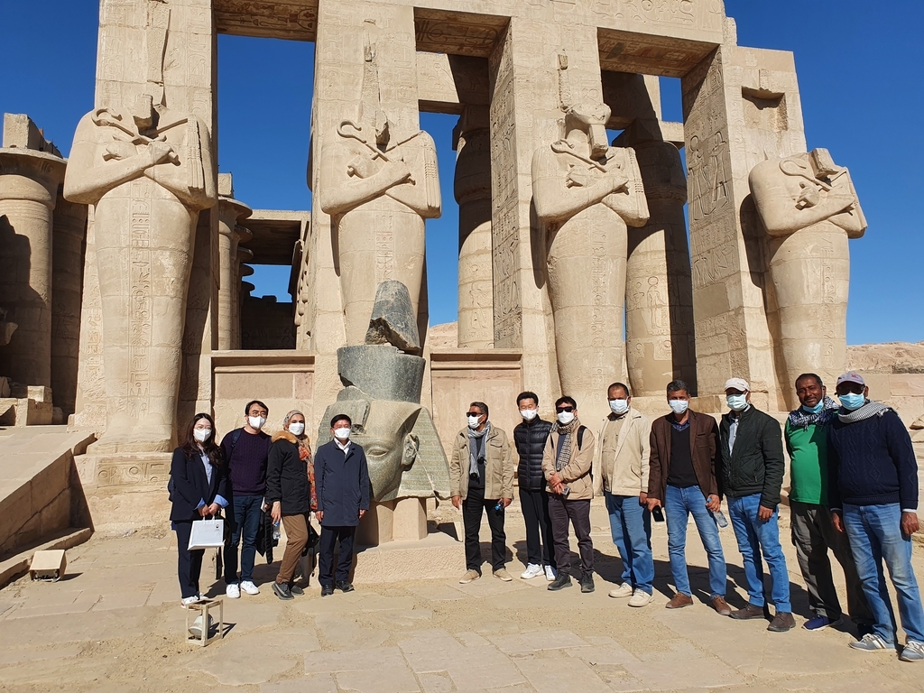 Representatives from both countries take photo after joint field investigation at the Ramesseum in Egypt. At left of center is Kim Hyun-mo, chief of the Cultural Heritage Administration. (CHA)