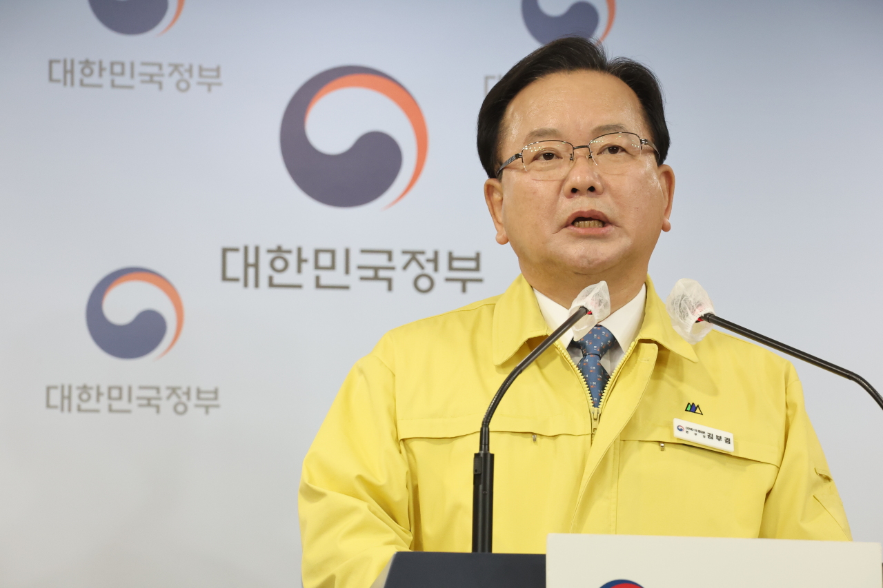 Prime Minister Kim Boo-kyun announces a statement, asking people to refrain from traveling during the Lunar New Year holiday due to the spread of the omicron variant on Monday. (Yonhap)