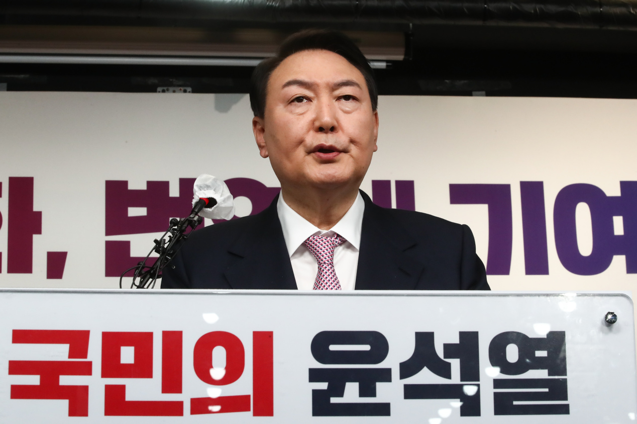 Presidential candidate Yoon Suk-yeol of the main opposition People Power Party announces his election pledges on security and diplomacy at the party’s headquarter in Seoul on Monday. (Yonhap)
