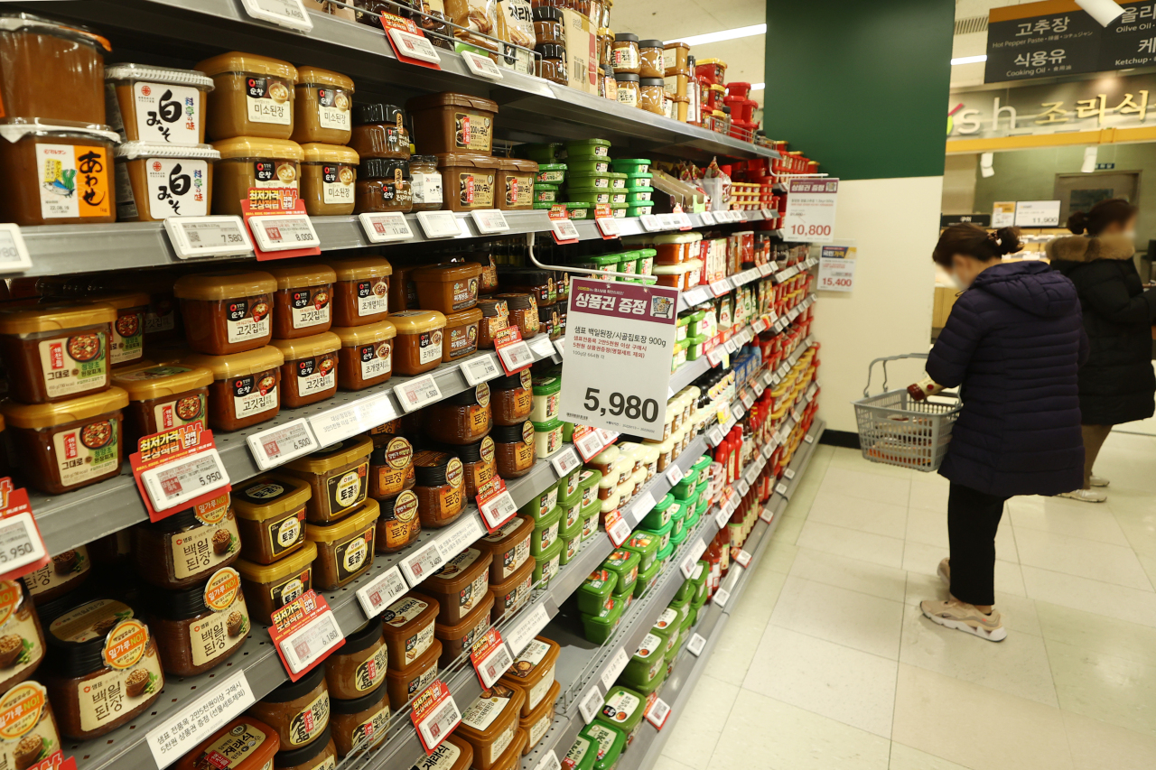 Products, such as red pepper paste and soybean paste, are displayed at a large discount chain in Seoul last Tuesday. (Yonhap)