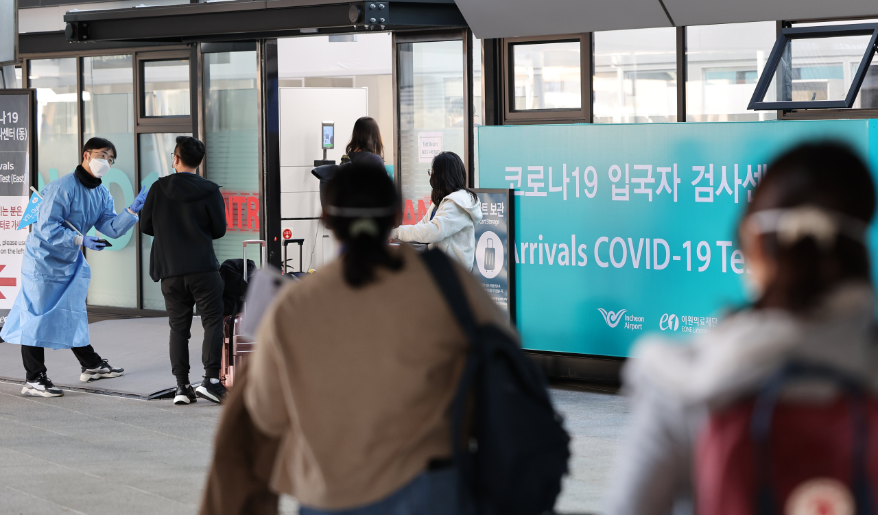Passengers arrive at the Incheon International Airport on Monday. (Yonhap)