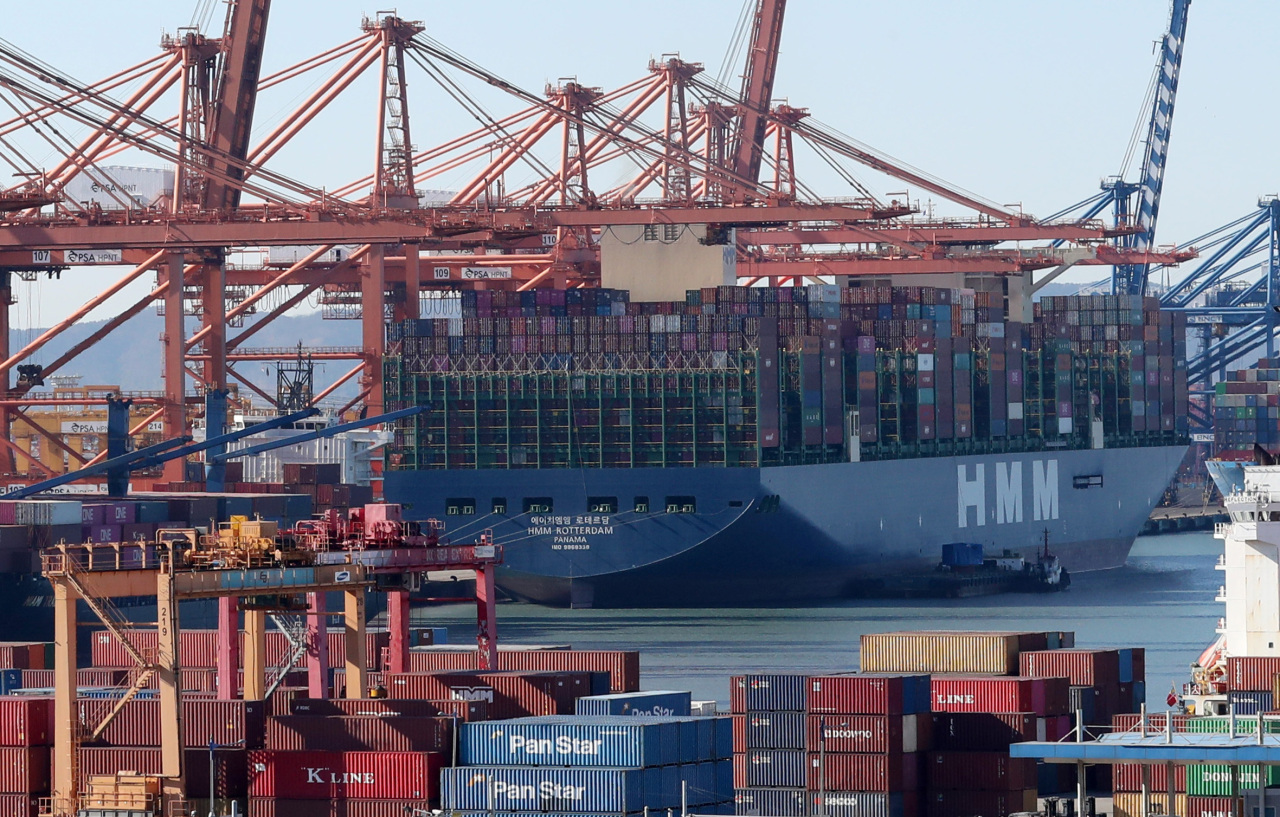 Container ships are loaded with export cargo at Busan New Port in Busan, 450 kilometers southeast of Seoul, on Jan. 1, 2022. South Korea's exports increased 25.8 percent year-on-year in 2021 to an all-time high of $644.54 billion, the industry ministry said. (Yonhap)