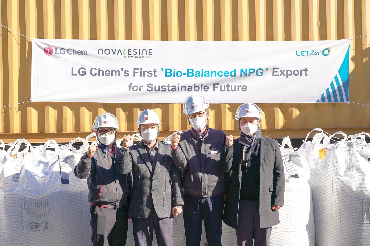 LG Chem officials celebrate the first shipment of eco-friendly coating material NPG at its plant in Yeosu, South Jeolla Province, on Tuesday. (LG Chem)