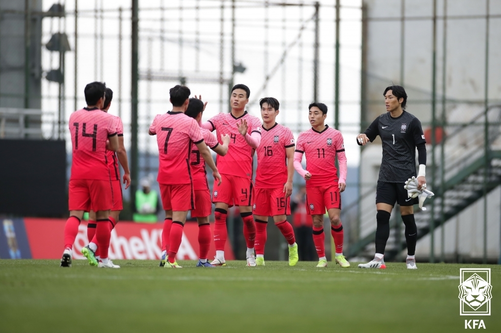 South Korean players celebrate their 4-0 victory over Moldova in their men's football friendly match at Mardan Sports Complex in Antalya, Turkey, last Friday, in this photo provided by the Korea Football Association. (Korea Football Association)