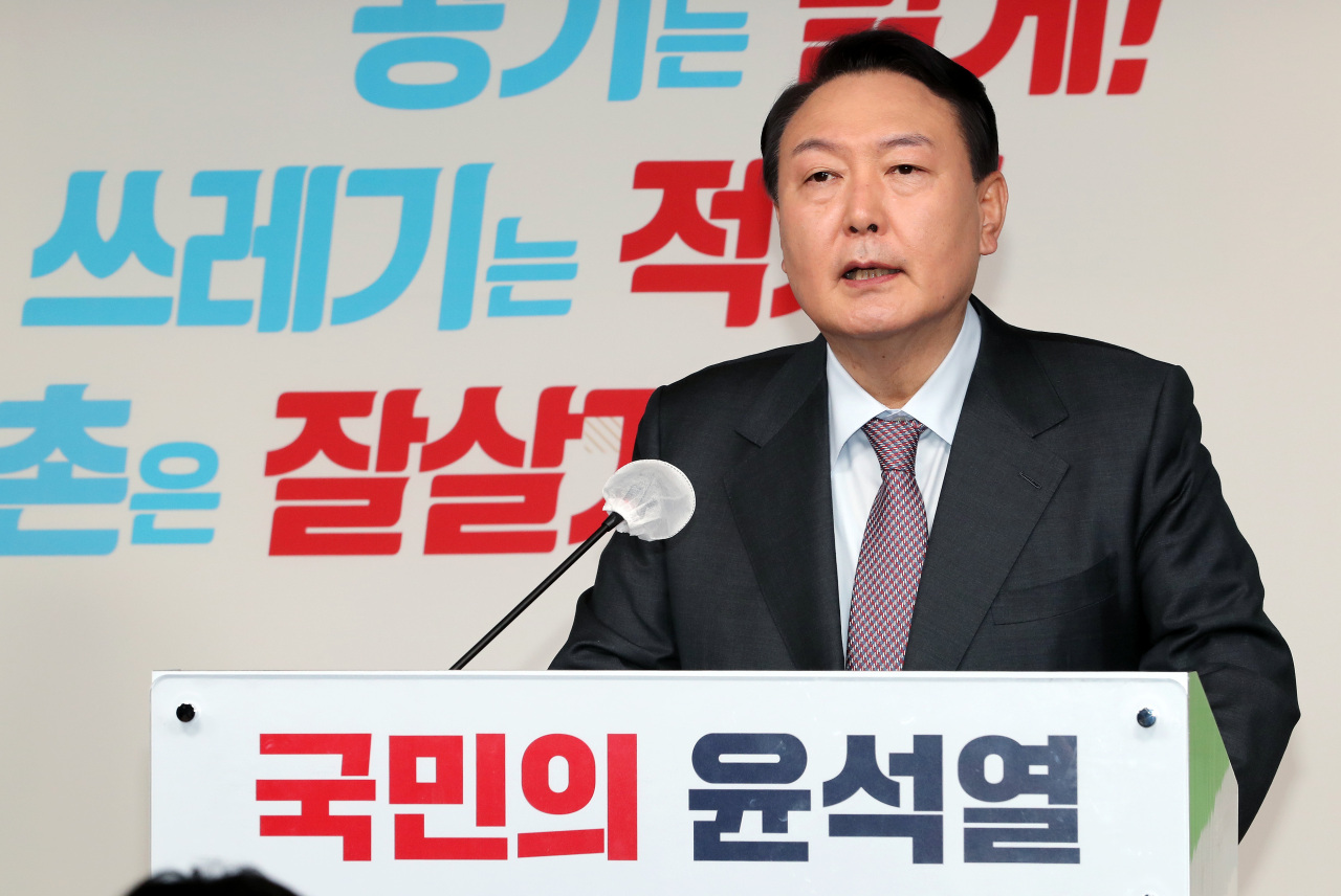 Main opposition presidential candidate Yoon Suk-yeol announces his election pledges on the environment and agriculture at the People Power Party headquarters in Seoul on Tuesday. (Yonhap)