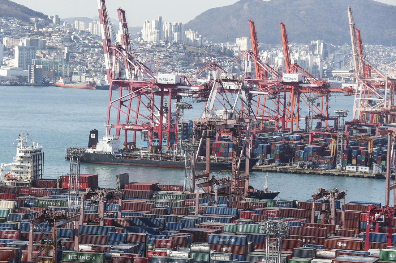 Cargos await outbound shipment at Busan New Port in Busan, 450 kilometers southeast of Seoul, on Jan. 21. (Yonhap)