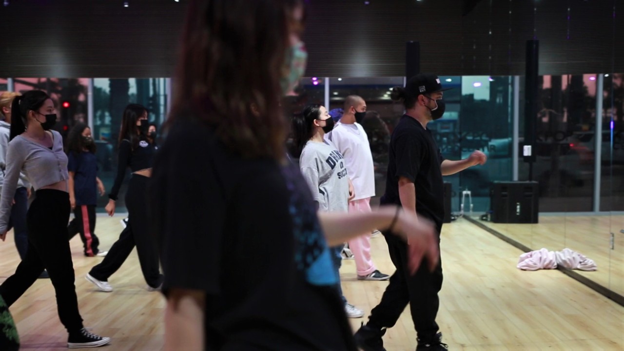Lando Lee Wilkins (muy a la derecha), un bailarín y coreógrafo veterano, enseña a los estudiantes durante una clase de baile grupal en el K-Pop Center.  (Imagen de Choi Ji-won/ The Korea Herald)