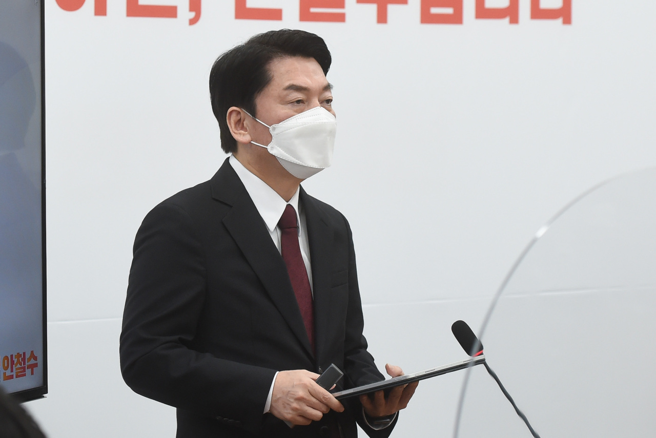 Ahn Cheol-soo, the minor opposition People’s Party presidential candidate, speaks during New Year's press conference held at the National Assembly, Tuesday. (Yonhap)