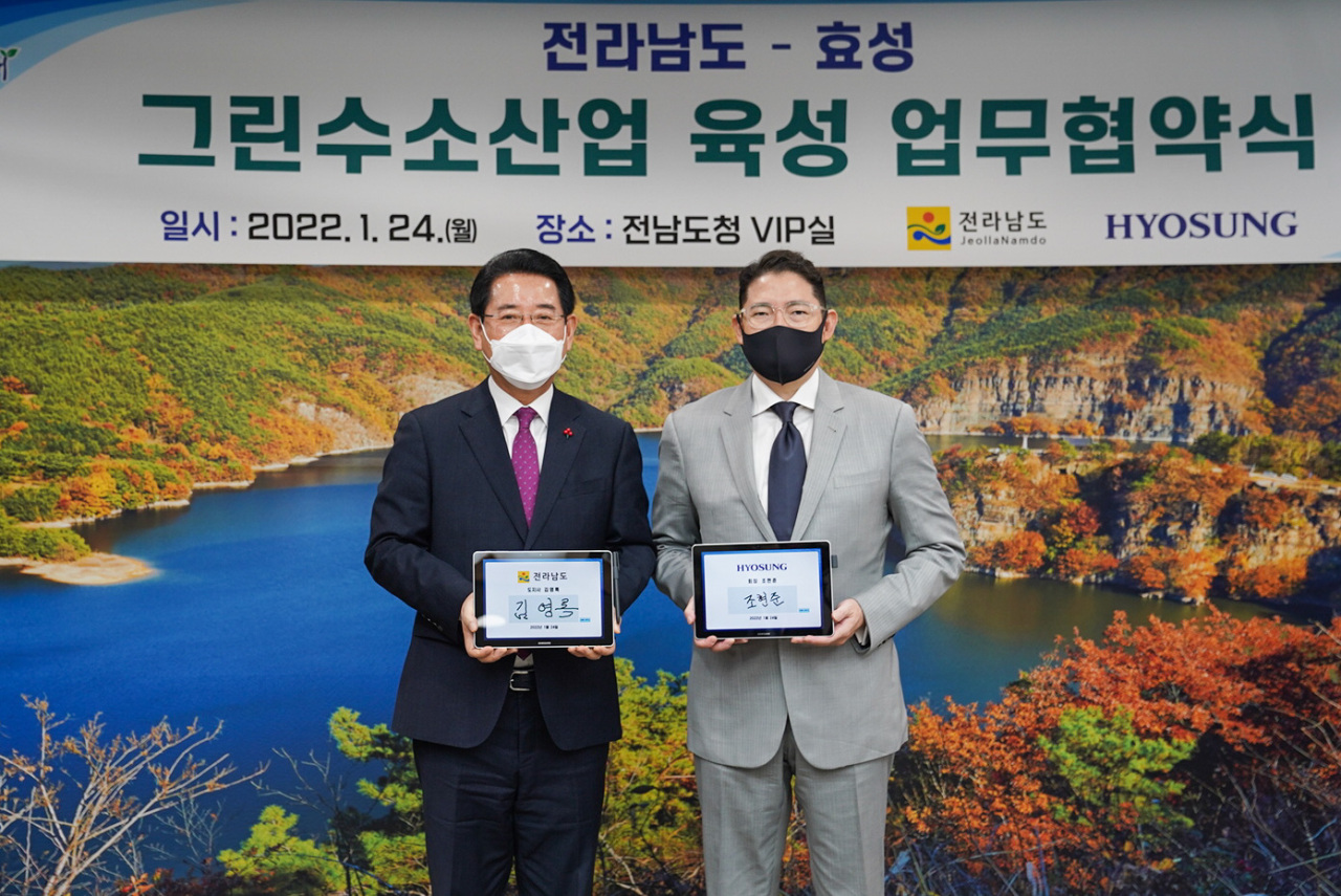 Hyosung Group Chairman Cho Hyun-joon (right) and Kim Yung-rok, South Jeolla Governor, pose at the provincial government office on Monday after signing a memorandum of understanding to collaborate on the green hydrogen business. (Hyosung)