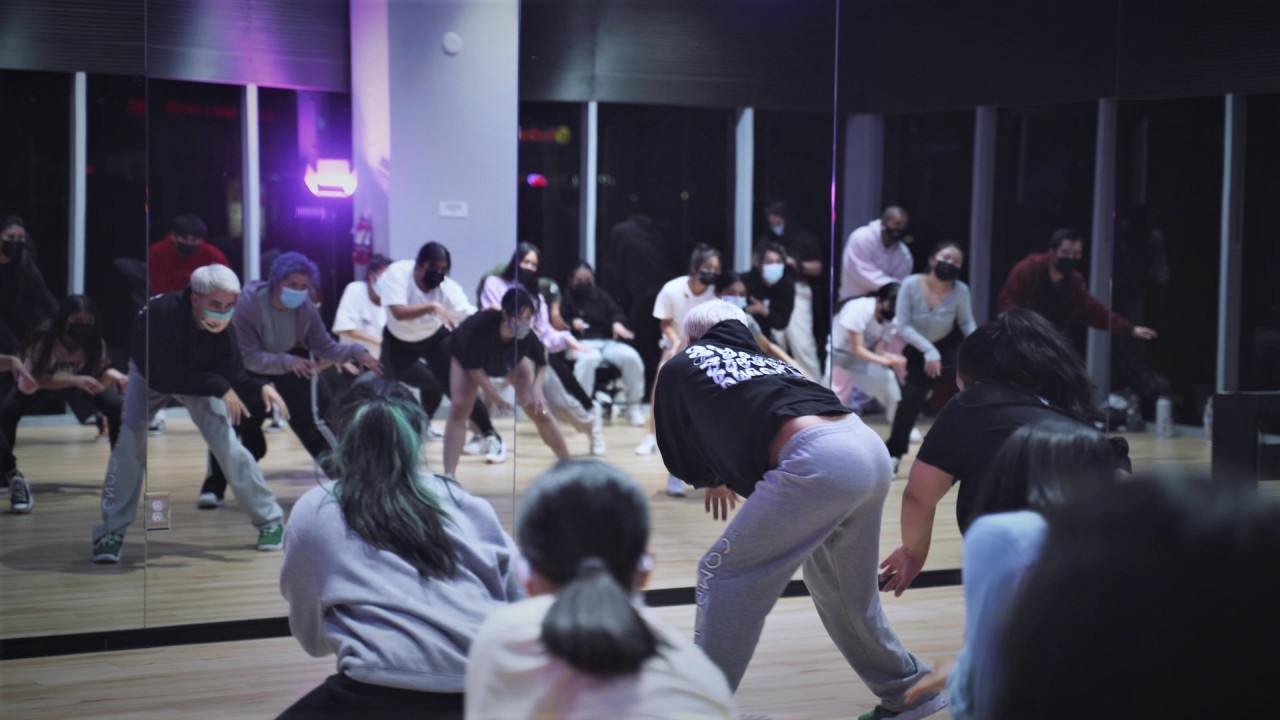 Una clase de baile grupal se lleva a cabo en el K-Pop Center en Buena Park, California, a principios de diciembre.  (Imagen capturada del video cortesía de K-Pop Center)