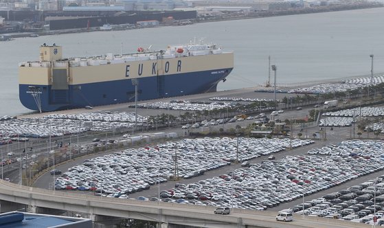 This file photo, taken April 1, 2021, shows cars produced by Hyundai Motor Co. to be shipped for export on a dock in Ulsan, 414 kilometers southeast of Seoul. (Yonhap)