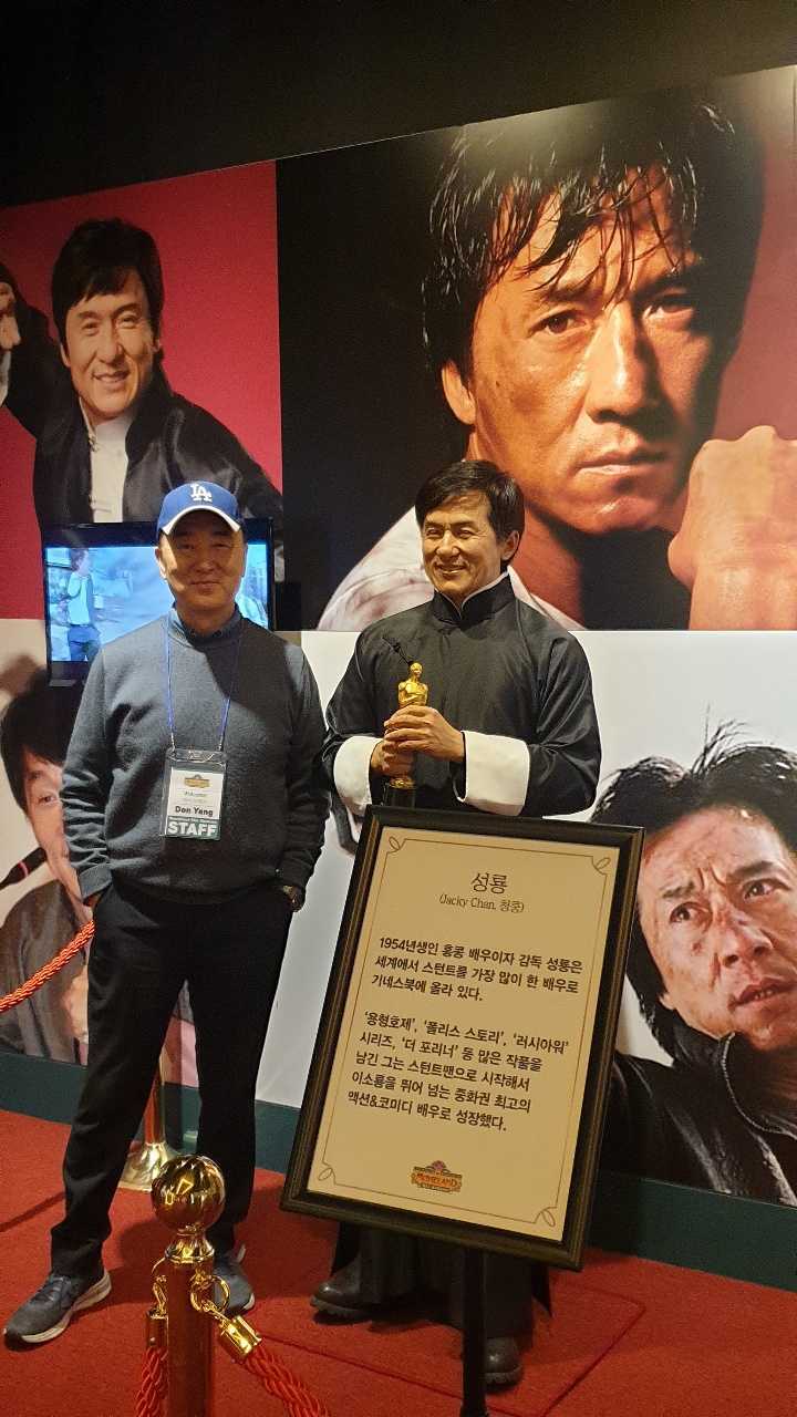 Yang Dong-hee, owner of the Movieland Wax Museum in Jeju, poses with the wax figure of Jackie Chan. (MWM)