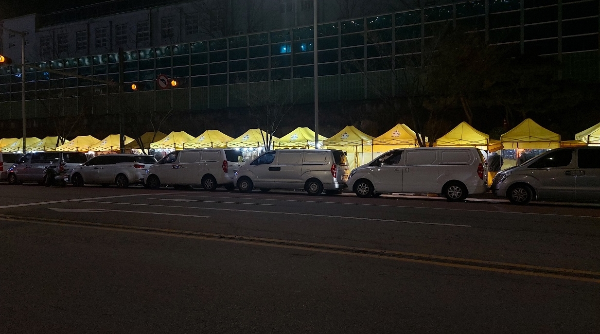 Yellow tents are clustered together at Dongdaemun Saebit Market on Wednesday night. (Jie Ye-eun/The Korea Herald)