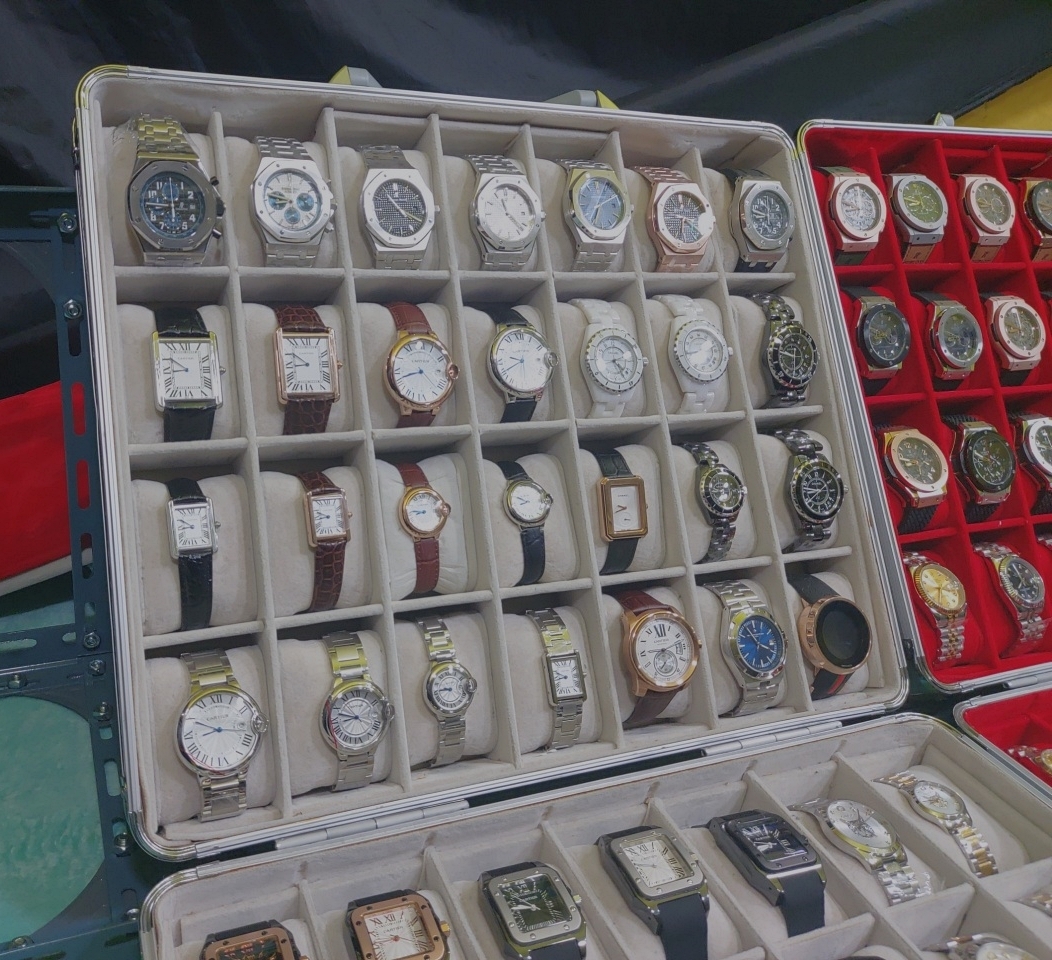 Counterfeit watches that look like high-priced brands are on display at Dongdaemun Saebit Market.  (Jie Ye-eun/The Korea Herald)