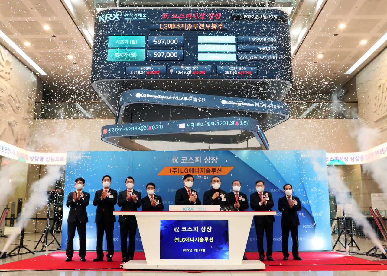 A ceremony is held to celebrate the initial public offering of LG Energy Solution at the Korea Exchange’s Seoul branch. (KRX)