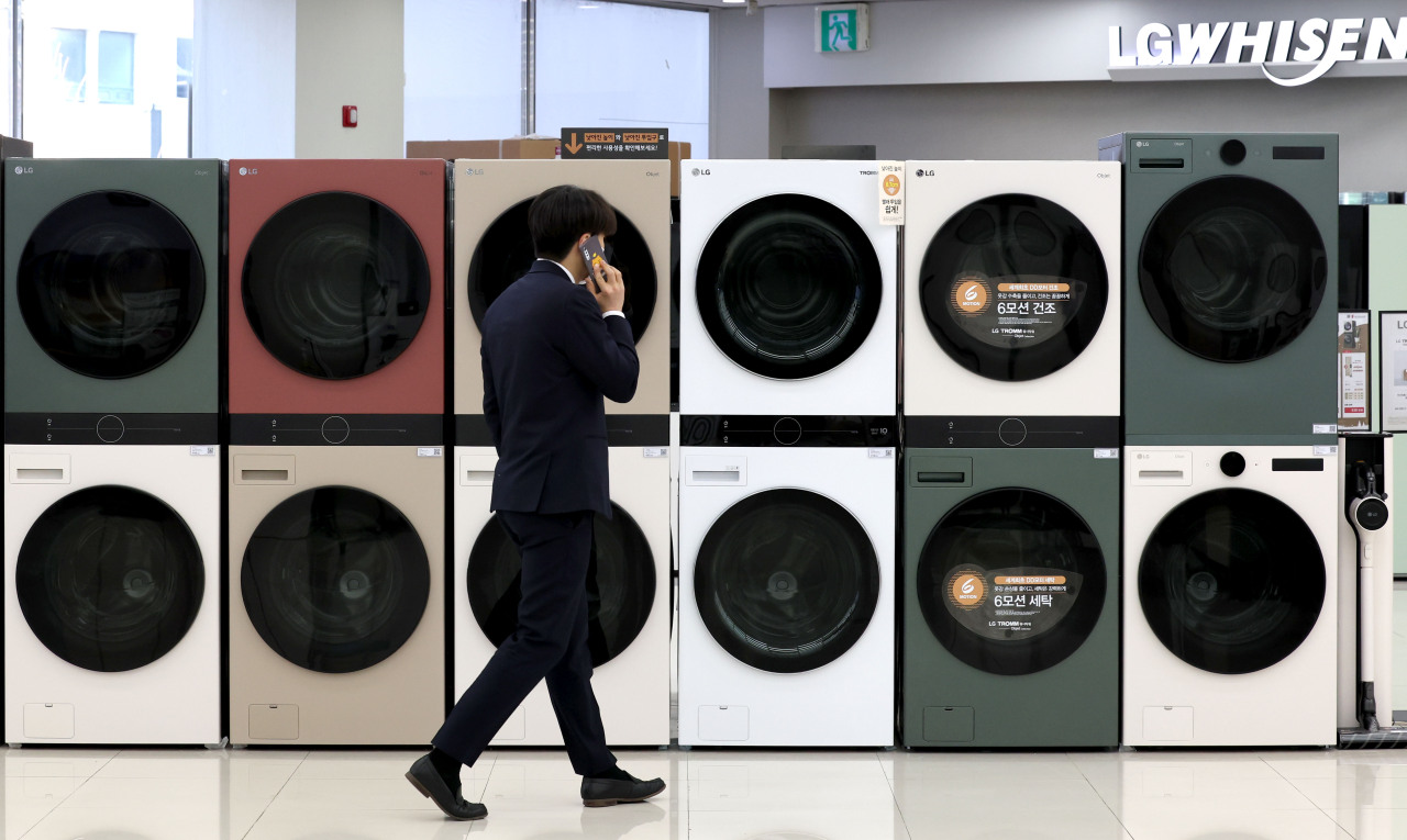 Laundry appliances of LG Electronics line up at an electronics store LG Best Shop in Seoul Thursday. (Yonhap)