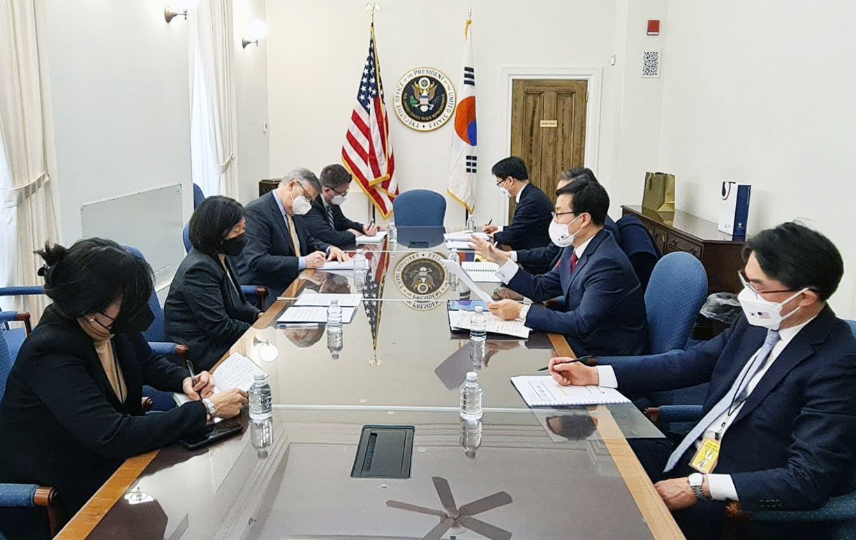 This photo, provided by South Korea's industry ministry on Friday, shows South Korean Trade Minister Yeo Han-koo (2nd from R)) speaking with US Trade Representative (USTR) Katherine Tai (2nd from L) during a meeting in Washington the previous day.