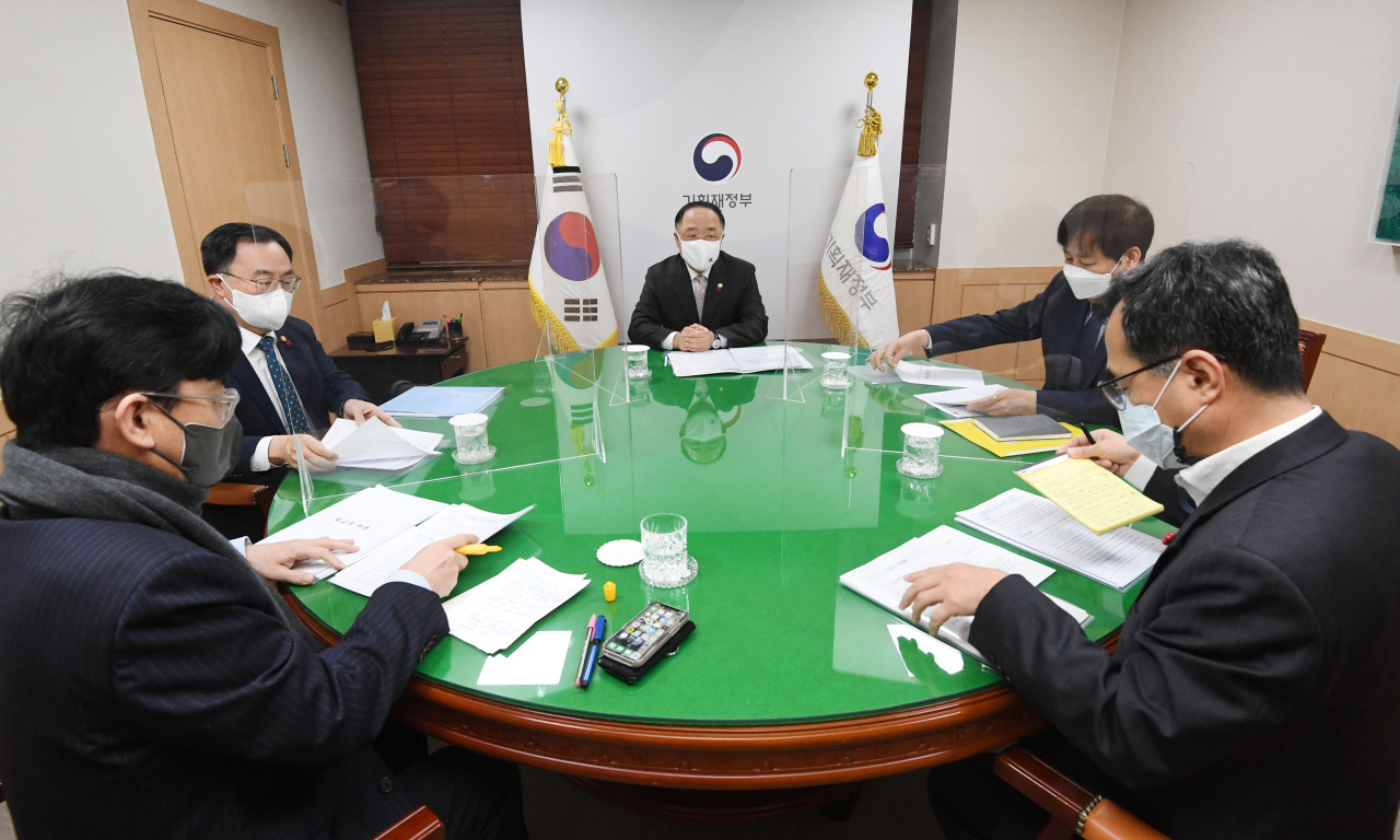 Finance Minister Hong Nam-ki (C) presides over a meeting meant to discuss ways to respond to the Russia-Ukraine issue in Seoul on Friday, in this photo provided by his office. (Finance Ministry)