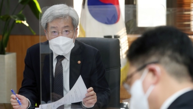 FSC Chairman Koh Seung-beom attends a meeting on the financial market at the regulator‘s headquarters in Seoul on Friday. (Financial Services Commission)