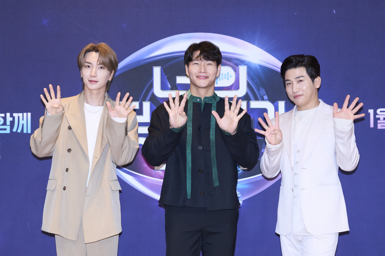 From left: Super Junior’s Leeteuk, Kim Jong-kook and Yoo Se-yoon pose for photos during an online press conference for the ninth season of Mnet’s mystery music game show “I Can See Your Voice” on Friday. (Mnet)