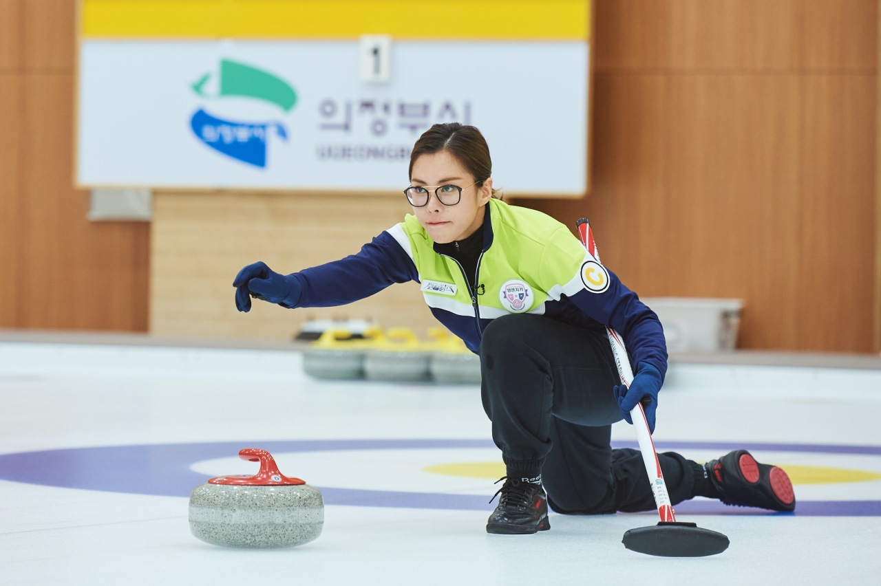 Dance team Lachica’s Gabee becomes a curling player in MBC’s “Curling Queens.” (MBC)