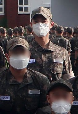 South Korean actor Park Bo-gum poses with other Navy recruits at a basic training camp, in this file photo captured from the homepage of the Naval Education and Training Command, on Sept. 10, 2020. (Naval Education and Training Command homepage)