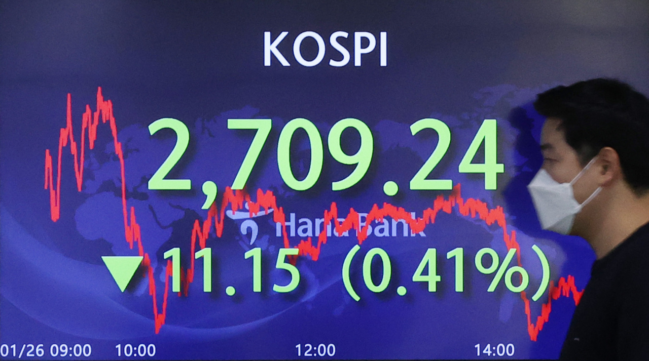 An electronic board showing the Korea Composite Stock Price Index (Kospi) at a dealing room of the Hana Bank headquarters in Seoul on Thursday. (Yonhap)