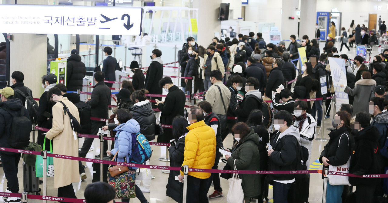 Jeju International Airport is crowded with people leaving the southern resort island on Wednesday, after the extended Lunar New Year holiday. (Yonhap)