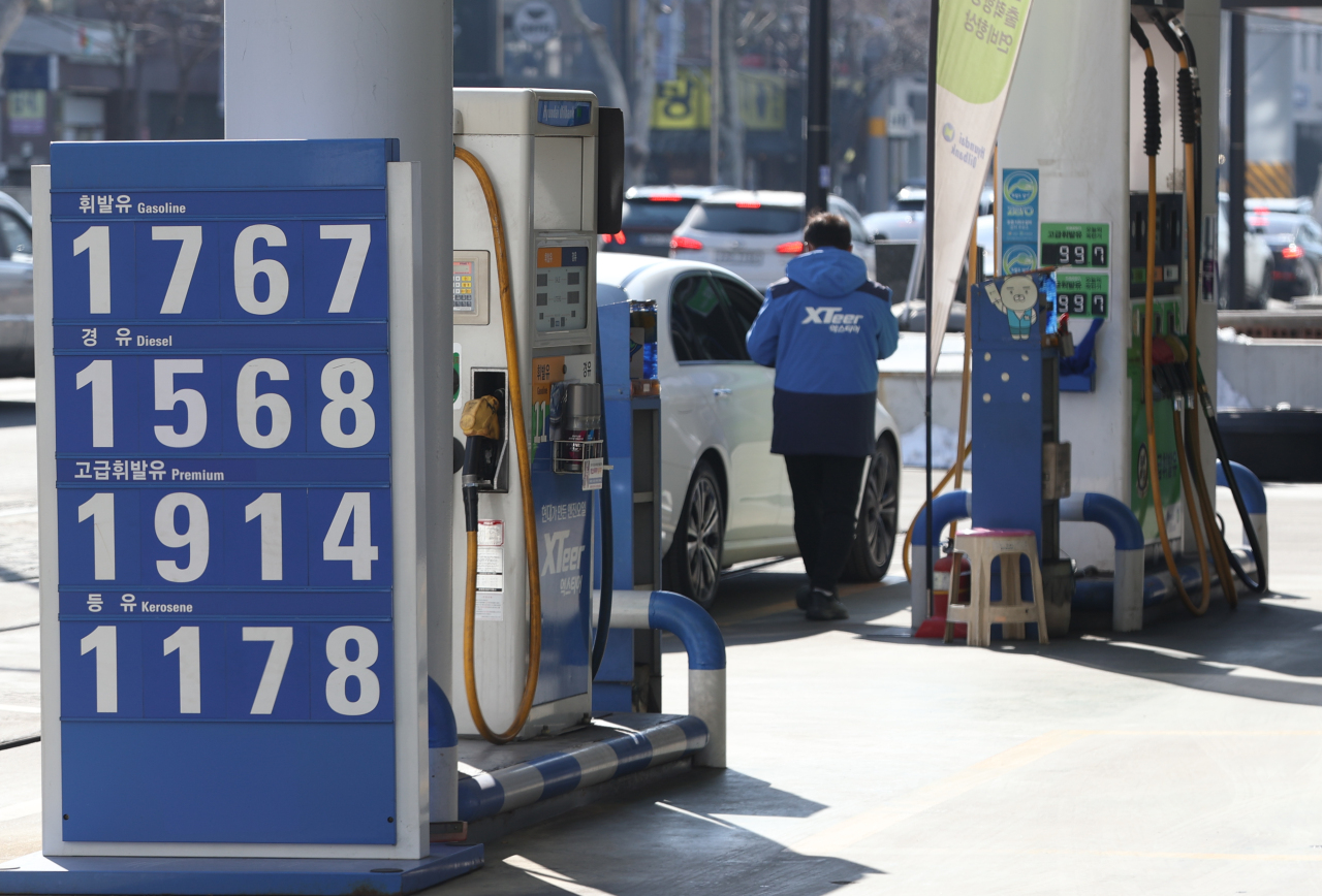This photo, taken Wednesday, shows gas prices at a filling station in Seoul. (Yonhap)