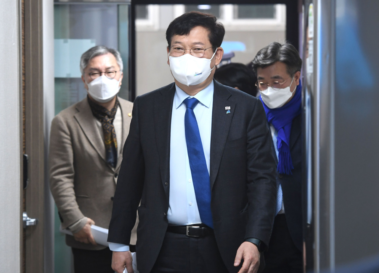 Democratic Party Chairman Rep. Song Young-gil arrives at the party's headquarters in Seoul last Friday. (Yonhap)