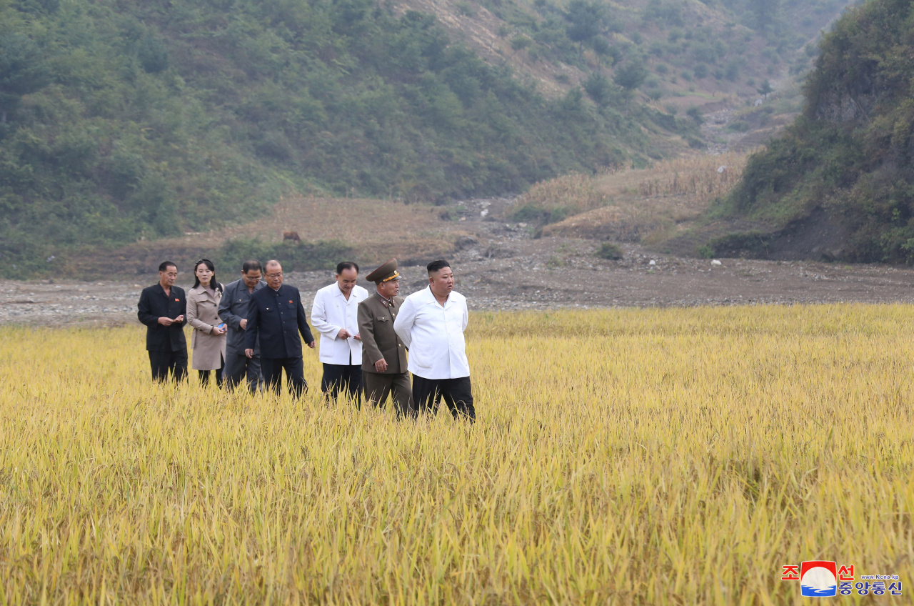 North Korean leader Kim Jong-un (R) visits a rice paddy in the central border county of Kimhwa, Gangwon Province, in this photo provided by the Rodong Sinmun on Oct. 2, 2020. He was accompanied by Kim Yo-jong (2nd from L), his younger sister and first vice department director of the ruling Workers' Party's Central Committee. (Rodong Sinmun)