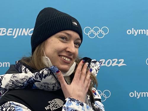 South Korean luger Aileen Frisch holds up her fingernails painted in patterns of the South Korean national flag, Taegeukgi, after a training session at Yanqing National Sliding Centre in Yanqing District, Beijing, on Thursday. (Yonhap)