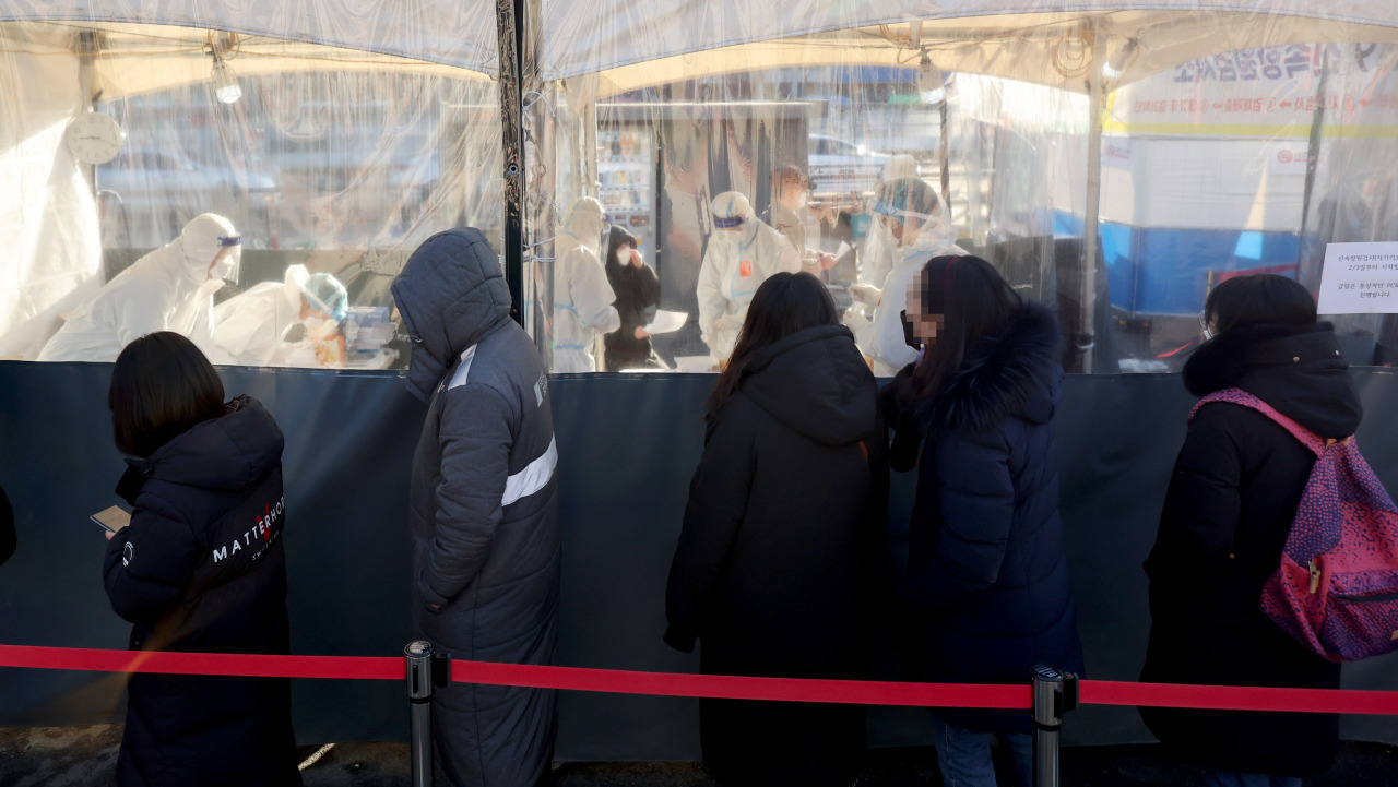 People line up for COVID-19 tests at an outdoor testing facility in Seoul, Friday. (Yonhap)