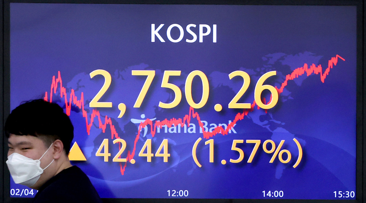 An electronic board showing the Korea Composite Stock Price Index (KOSPI) at a dealing room of the Hana Bank headquarters in Seoul on Friday. (Yonhap)