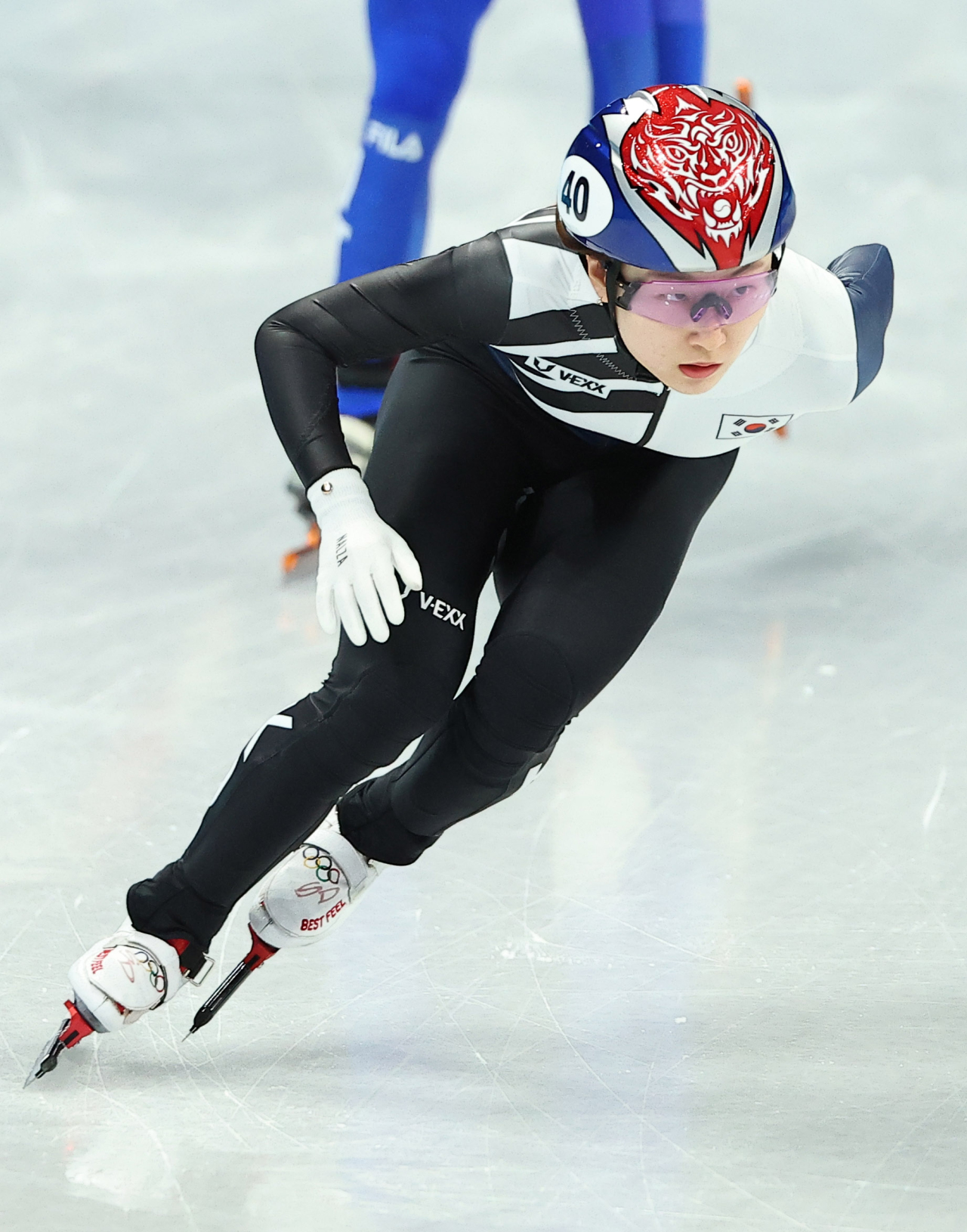 Choi Min-jeong of South Korea competes in the heats for the women's 500m in short track speed skating at the Beijing Winter Olympics at Capital Indoor Stadium in Beijing on Saturday. (Yonhap)
