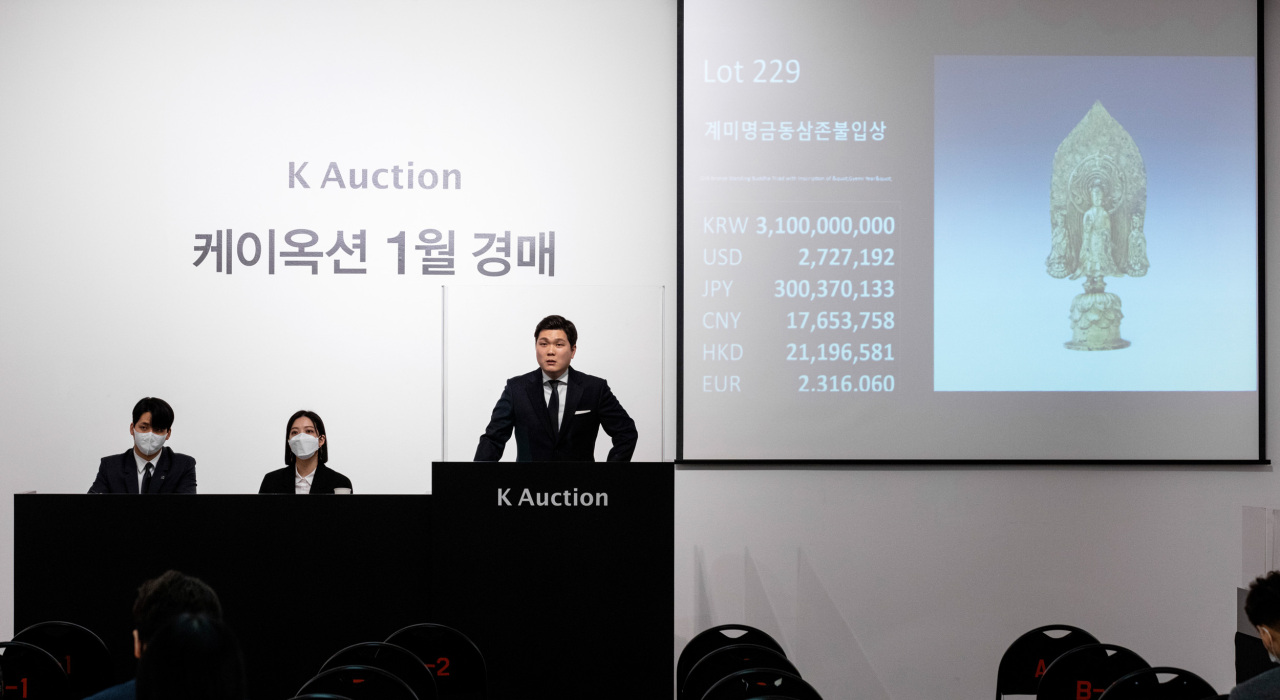 K Auction’s auctioneer starts bidding for National Treasure No. 72 on Jan. 27 at K Auction in Seoul. (K Auction)
