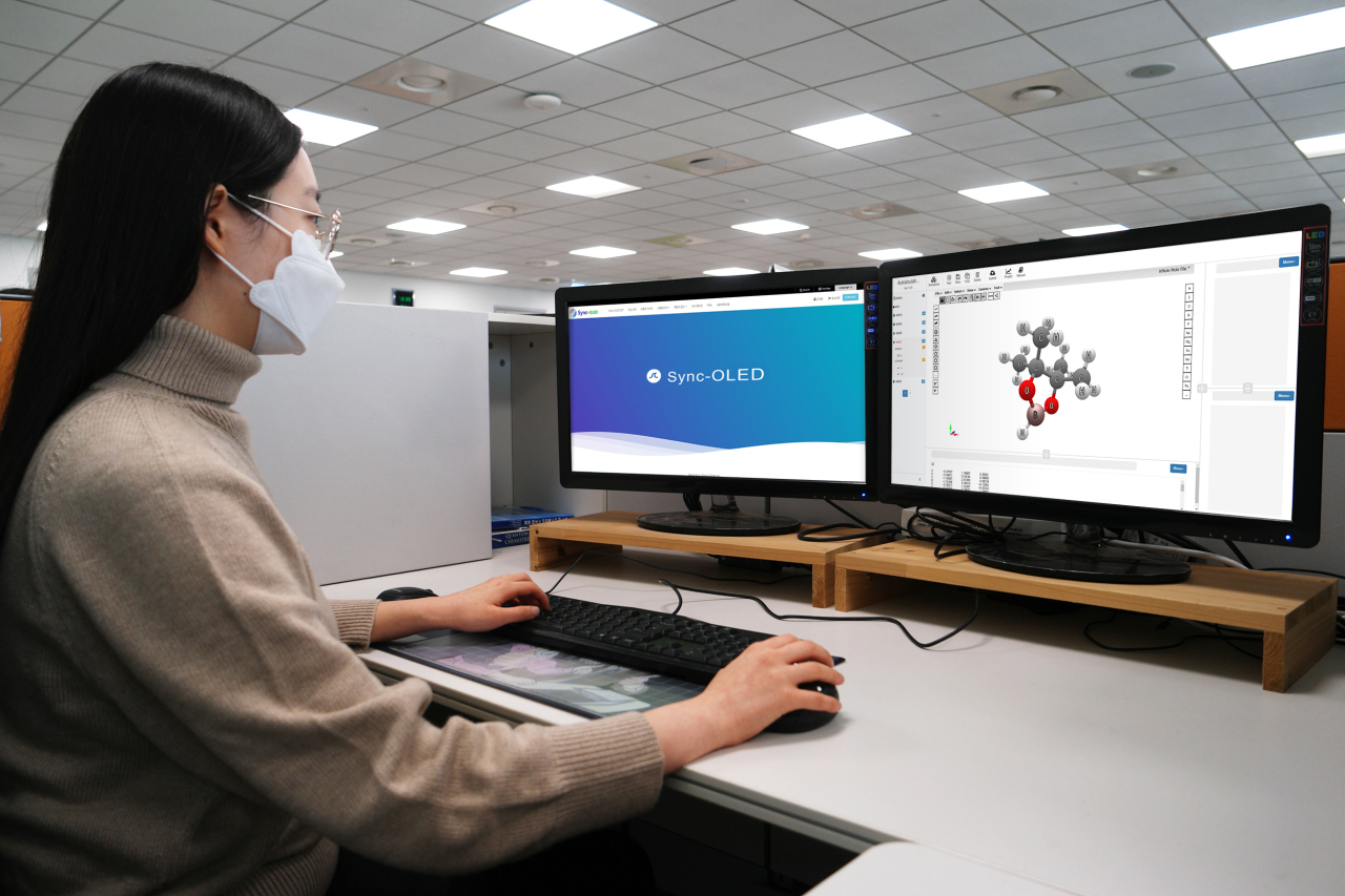 An engineer runs an analysis on simulation results using Sync-OLED platform. (Samsung Display)