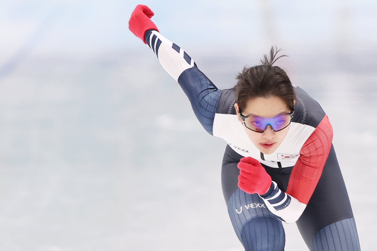 South Korean speed skater Kim Bo-reum trains at the National Speed Skating Oval in Beijing on Sunday, in preparation for the Beijing Winter Olympics. (Yonhap)