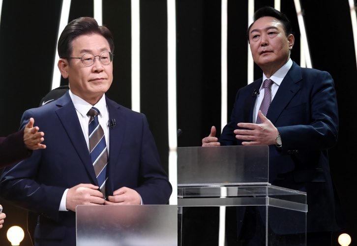 Candidates Lee Jae-myung of Democratic Party (left) and Yoon Suk-yeol of People Power Party prepare for TV debate held Thursday. (Joint Press Corps)